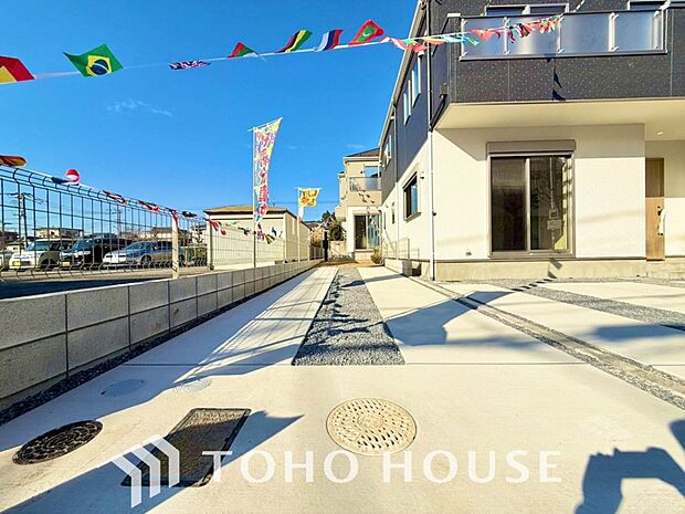 ゆったりとした駐車スペースを確保いたしましたので、大きめのお車でも駐車可能です。