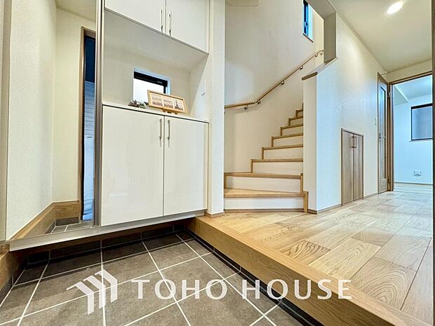 毎日みんなを見送り、そして迎え入れる場所だから。帰りたくなる家をテーマに設計した、自慢の玄関です。