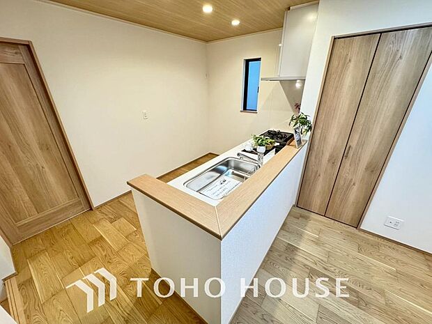 美しく使いやすいキッチン空間。優しい温もりを醸し出すキッチンは料理の為の配慮を随所に注ぎました。