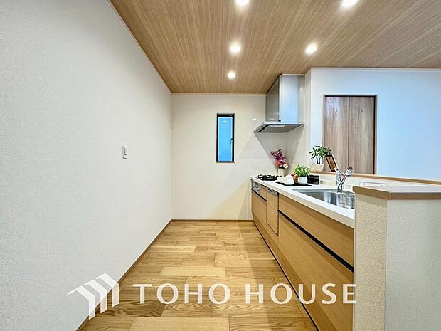 充実した収納スペースを搭載したシステムキッチンは、日々の家事がはかどります。