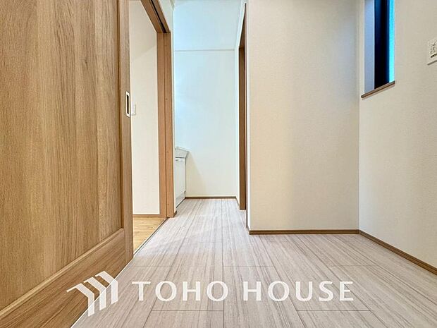 平日の朝であっても、落ち着きとくつろぎを感じられる空間。気持ちよく身だしなみを整えられます。