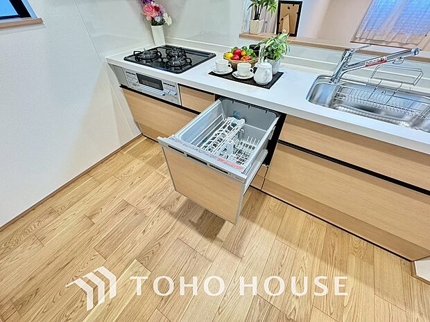 ビルトイン食洗機。高温のお湯や高圧水流を使うことにより汚れを効果的に落とすことができます。