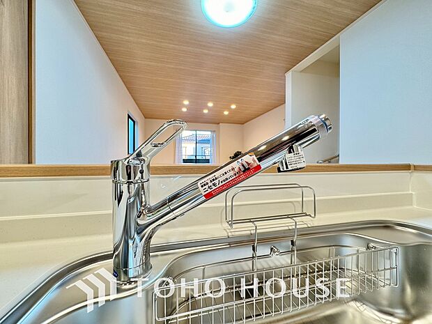 浄水器。ボタンひとつで浄水と原水に切り替えられる浄水器一体型水栓を使用。