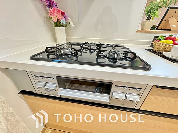 3口コンロは一度に複数のお料理を作ることができるメリットがあります。毎日のキッチンタイムを効率よく。