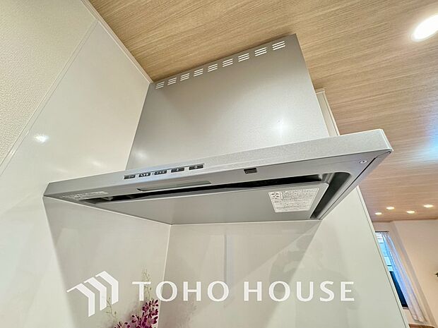 見た目すっきりのスリムタイプのレンジフード。掃除のし易さも◎です。