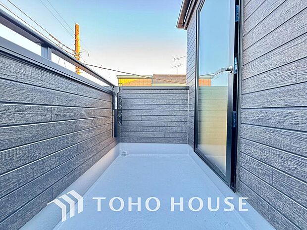 通風・採光に優れ、心地よい光と風があふれています。優しい陽射しが差し込むバルコニーとなっております。