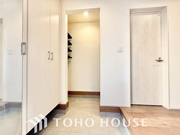 ゲストを招き、家族を迎える玄関は、ディスプレイや照明にこだわってみてはいかがでしょうか。