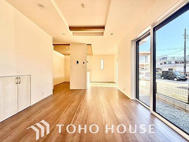 明るく穏やかな空気の中で飲んだり、食べたり、笑ったり。一日の中で多くの時間を過すことになるリビング。