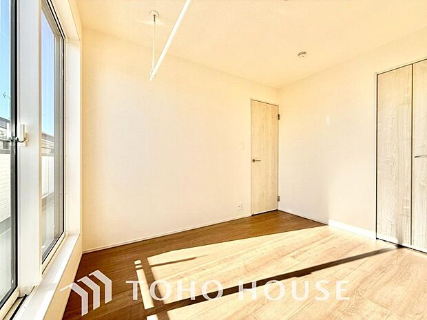 落ち着いたカラーの室内。インテリアやファブリックでお好みのテイストデザインを取り入れて頂けます。