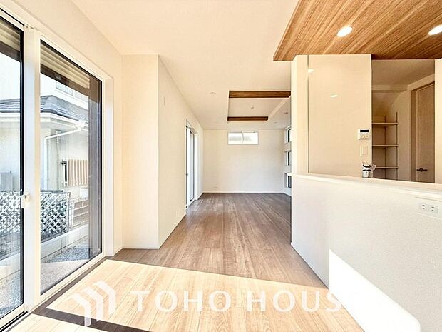 光と風があふれる開放的なリビングダイニングには自然と家族みんなが集まってきます。