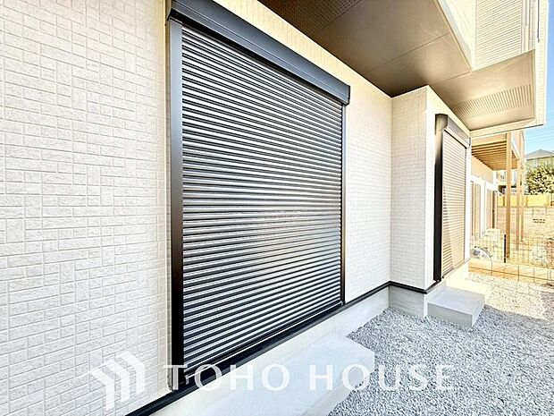 防犯機能のシャッターを完備しております。寒い冬でも中から開閉が可能ですのでラクラク便利。