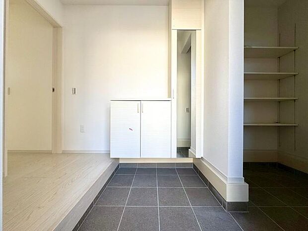 毎日みんなを見送り、そして迎え入れる場所だから。帰りたくなる家をテーマに設計した、自慢の玄関です。