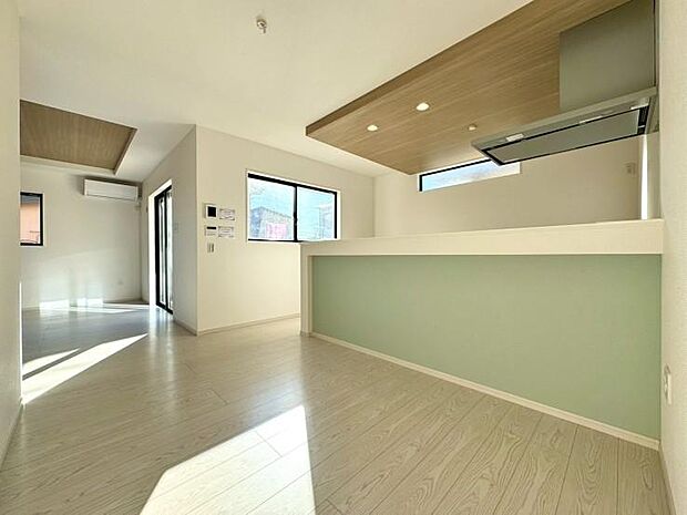 一日の中で多くの時間を過すことになるリビング。爽やかな通風と採光を存分に感じる事が出来る空間です。