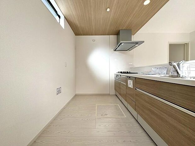 美しく使いやすいキッチン空間。優しい温もりを醸し出すキッチンは料理の為の配慮を随所に注ぎました。