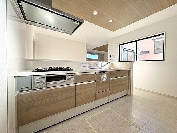 充実した収納スペースを搭載したシステムキッチンは、日々の家事がはかどります。