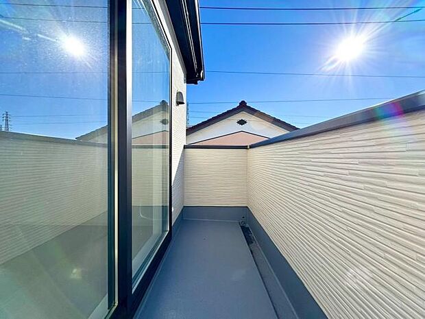 頬をなでる優しい風を感じることが出来るバルコニー。つい深呼吸をしたくなる気持ちの良い眺望です。