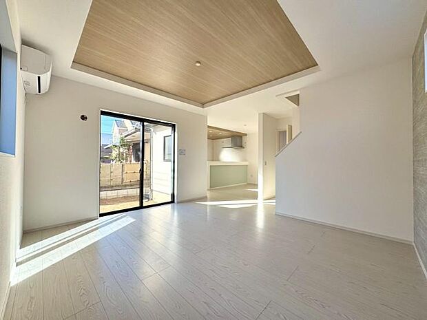 光と風があふれる開放的なリビングダイニングには自然と家族みんなが集まってきます。