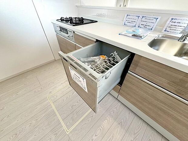 ビルトイン食洗機。高温のお湯や高圧水流を使うことにより汚れを効果的に落とすことができます。