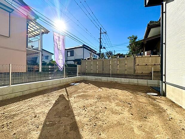 窓の先に庭があると風通しも良く、四季折々の変化も感じとることができそうですね。