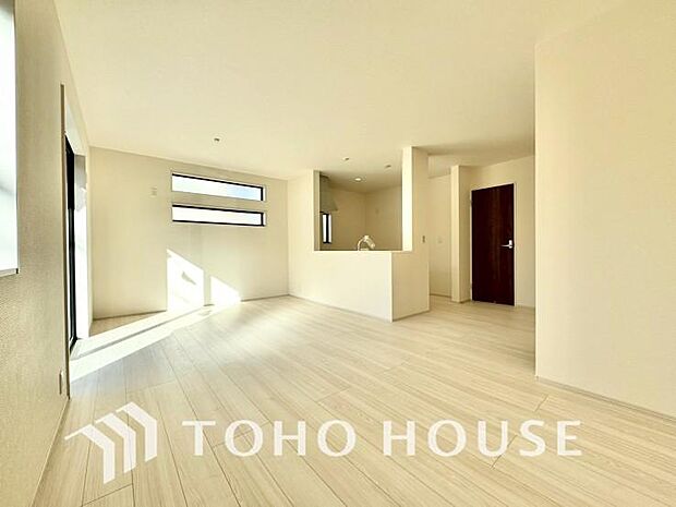 爽やかな通風と採光を存分に感じる事が出来る空間。毎日の暮らしに癒しをもたらす居心地の良いリビング。