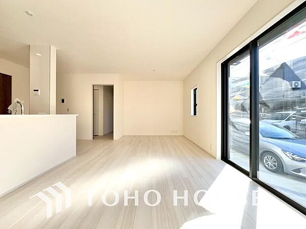 広々としたLDKは、家族が自然に集まりやすく、一緒に過ごす時間を楽しめる工夫が施されています。