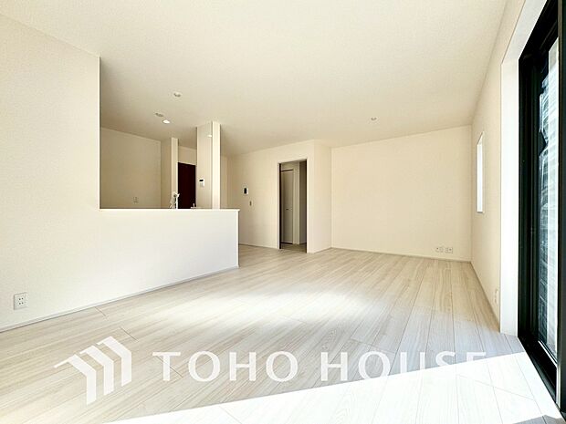 一日の中で多くの時間を過すことになるリビング。爽やかな通風と採光を存分に感じる事が出来る空間です。