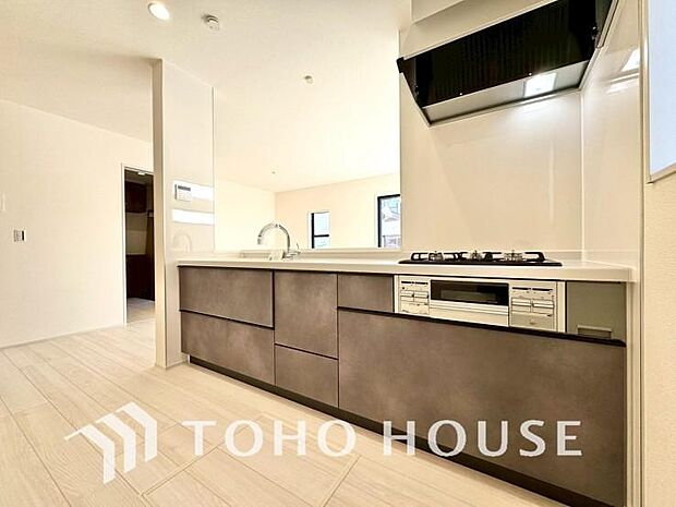 大型の冷蔵庫も配置できる広々としたキッチンスペースでお料理や家事をスムーズに進めることができます。