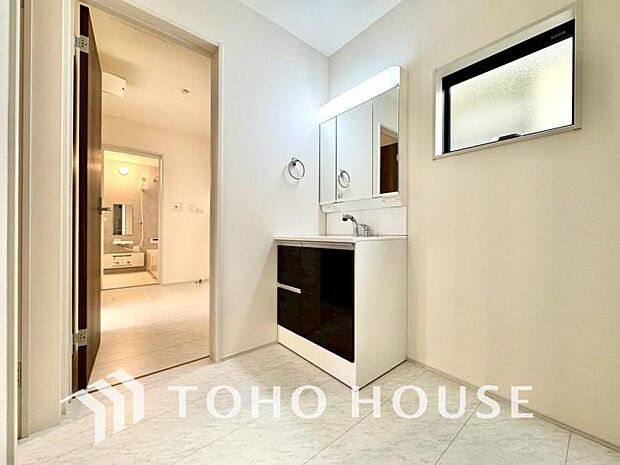 収納もさる事ながら、朝の慌ただしい時間もホテルライクなスペースで余裕とゆとりを感じて頂けます。