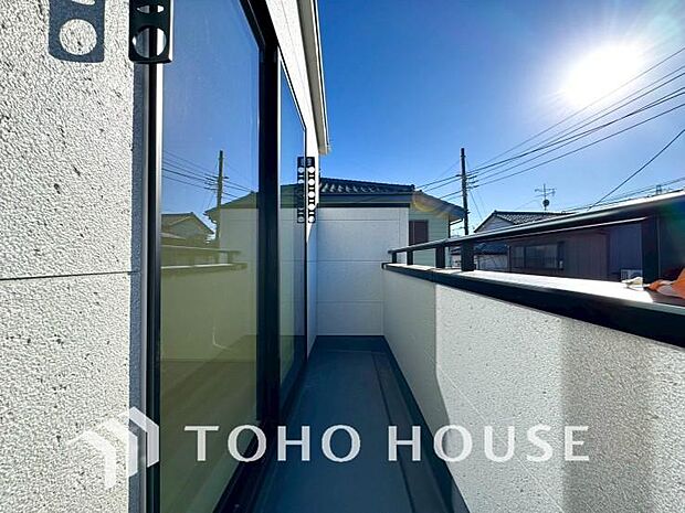 暖かい陽ざしが差込むバルコニー。晴れた日には、洗濯物が良く乾きます。風通しも良好です。