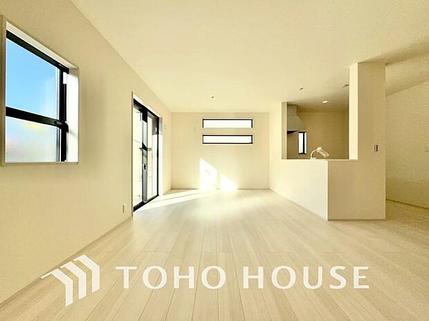 明るく穏やかな空気の中で飲んだり、食べたり、笑ったり。一日の中で多くの時間を過すことになるリビング。