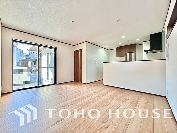 明るく穏やかな空気の中で飲んだり、食べたり、笑ったり。一日の中で多くの時間を過すことになるリビング。