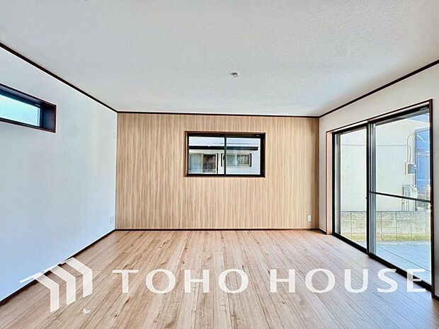 一日の中で多くの時間を過すことになるリビング。爽やかな通風と採光を存分に感じる事が出来る空間です。