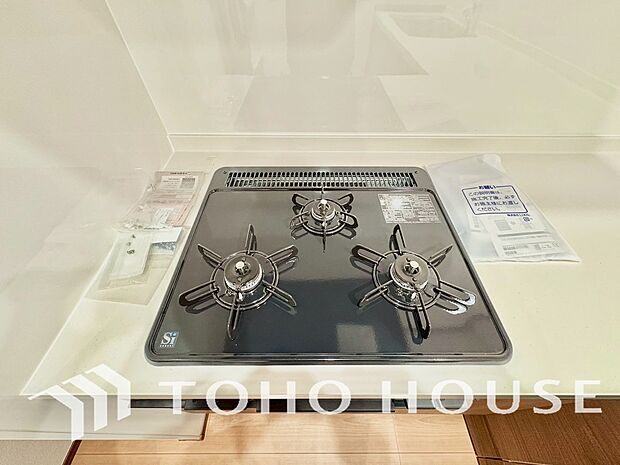 3口コンロは一度に複数のお料理を作ることができるメリットがあります。毎日のキッチンタイムを効率よく。