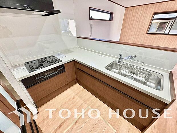 美しく使いやすいキッチン空間。優しい温もりを醸し出すキッチンは料理の為の配慮を随所に注ぎました。