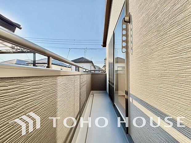 通風・採光に優れ、心地よい光と風があふれています。優しい陽射しが差し込むバルコニーとなっております。