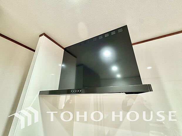 最新のレンジフードは静音性や省エネ性能が向上しデザインもスタイリッシュ。効率的な換気で料理を快適に。