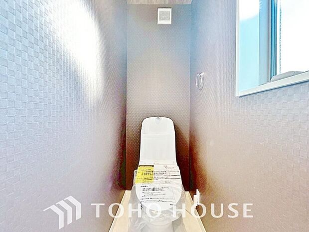 十分な広さと清潔感のあるカラーで纏まったおトイレ。時間に余裕とゆとりを持たせます。