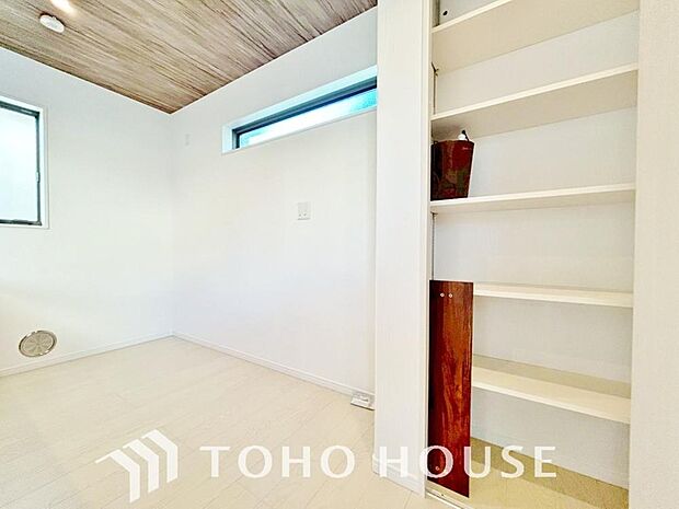 建物内部の収納には拘りました。共有部分に設けた収納。お荷物が多い方にも安心です。