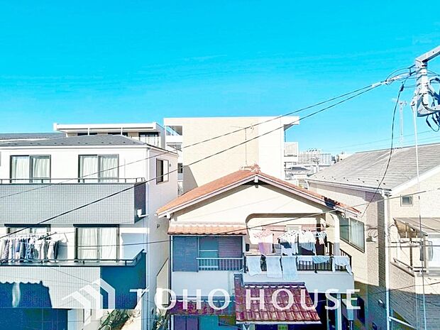 星空が地上に映りこむかのような夜景のきらめきまで、この街ならではの美しい風景の物語が室内に展開。