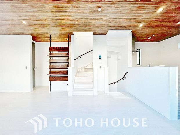 造りこんだ空間演出の妙が生み出す光と質のハーモニーはこの住宅のクオリティの良さを実感させてくれます。