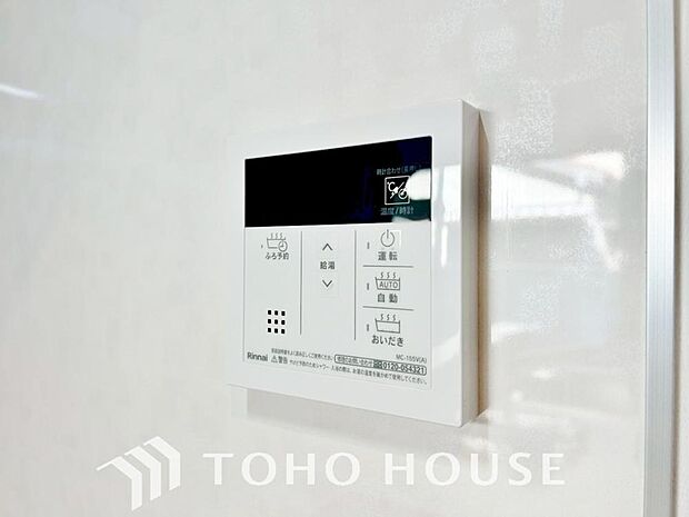 お風呂場と台所に操作リモコンがあり、キッチン近くにある給湯リモコンは、お料理の最中でもリビングで寛いでいるなかでもボタン一つで簡単に沸かせて便利ですね。