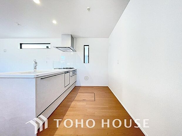 夫婦そろってキッチンに立っても調理がしやすく余裕の広さ。家事をしながら会話も弾みます。