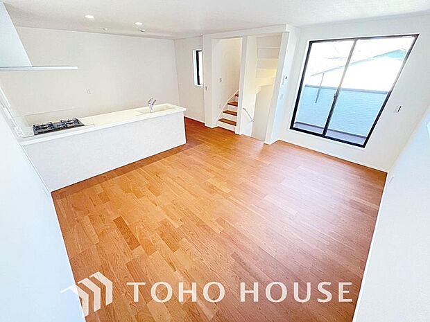 リビングも広く設け、訪れる人々を暖かく迎えてくれます。