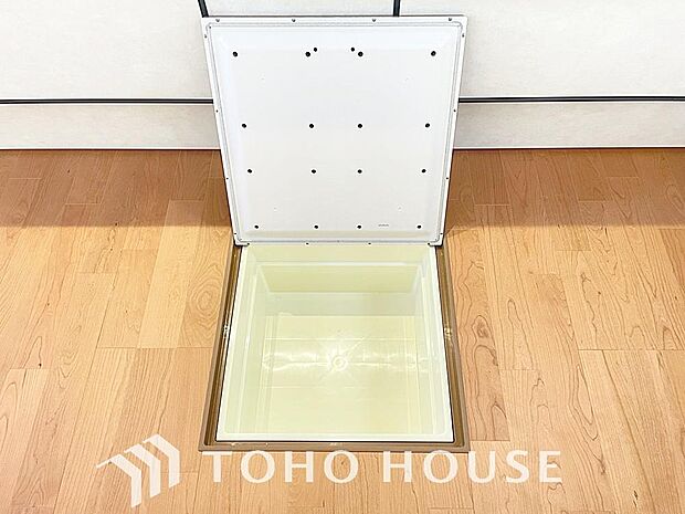 食品ストックや非常食・保存食の保管庫として活用できます。住まいの床下点検口としての役割もあります。