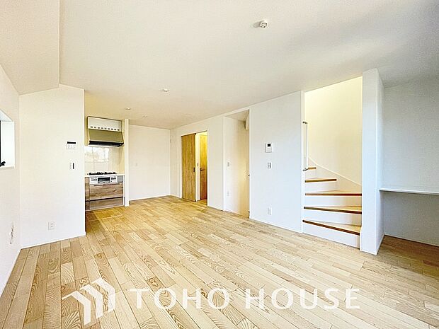 光が注がれる青い空から鮮やかに赤色にゆっくりと染まる。そんな優しい時間がここでは流れてゆく。