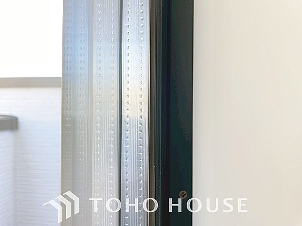 二層のガラスの間に空気層や特殊ガス層を作ることで断熱性能や結露防止効果を高めたサッシを装備してます。