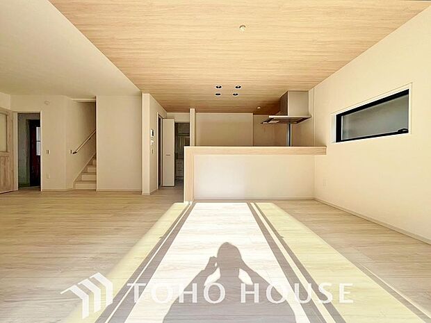 リビングも広く設け、訪れる人々を暖かく迎えてくれます。