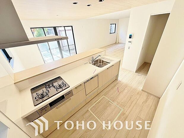 夫婦そろってキッチンに立っても調理がしやすく余裕の広さ。家事をしながら会話も弾みます。