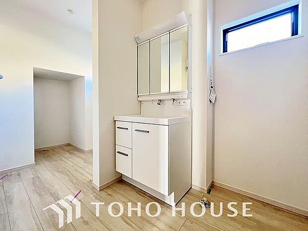 身だしなみのチェックがしやすい大きな鏡、下には収納がたっぷり。スッキリとした空間を演出いたします。