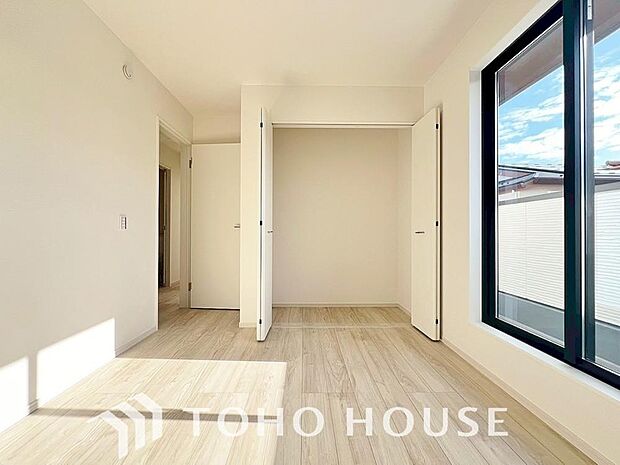 一日の疲れを癒やしてくれる主寝室。時を忘れて過ごす場所として過ごせるお部屋。